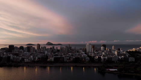 Revelación-Del-Barrio-De-Ipanema-Con-Islas-Frente-A-La-Costa-En-La-Distancia-Vista-Desde-Arriba-Del-Lago-De-La-Ciudad-Lagoa-Rodrigo-De-Freitas-En-Río-De-Janeiro