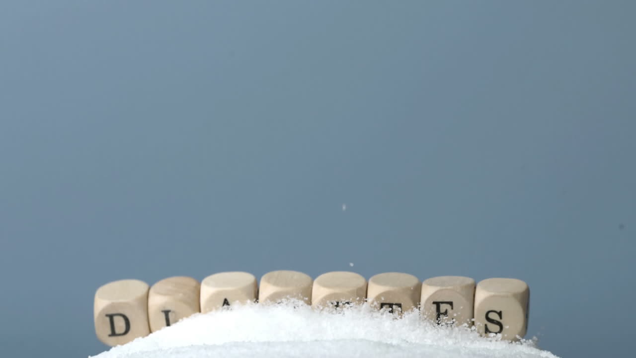 당뇨병을 표기하는 주사위가 설탕 어리 위에 떨어집니다.