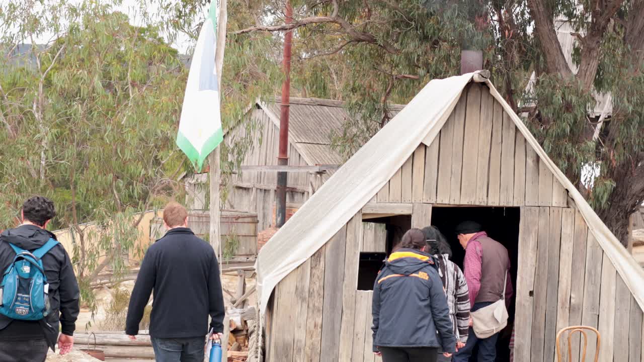 gente explorando la histórica tienda de mineros en la colina soberana