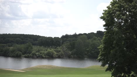 Lago-Al-Lado-De-Un-Campo-De-Golf-En-El-Medio-Oeste