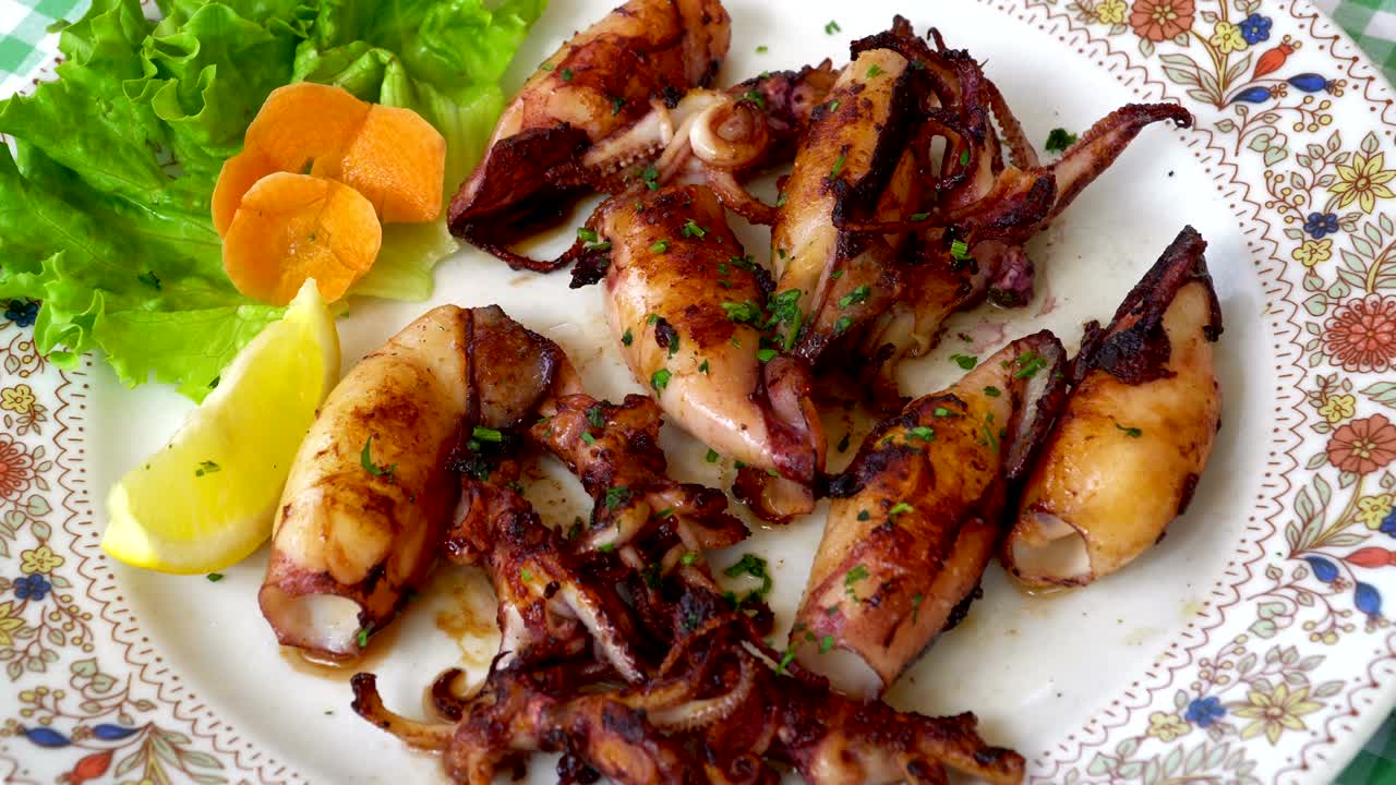 그리스, 크로아티아, 이탈리아, 몬테네그로, 오징어 등 여름 채소와 과일로 장식된 전통적인 지중해 접시에 긴 해산물.