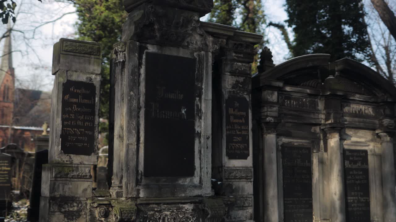 유대인 묘지 에 있는 오래된 역사적 무덤