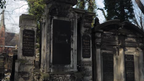 antigua tumba histórica en un cementerio judío