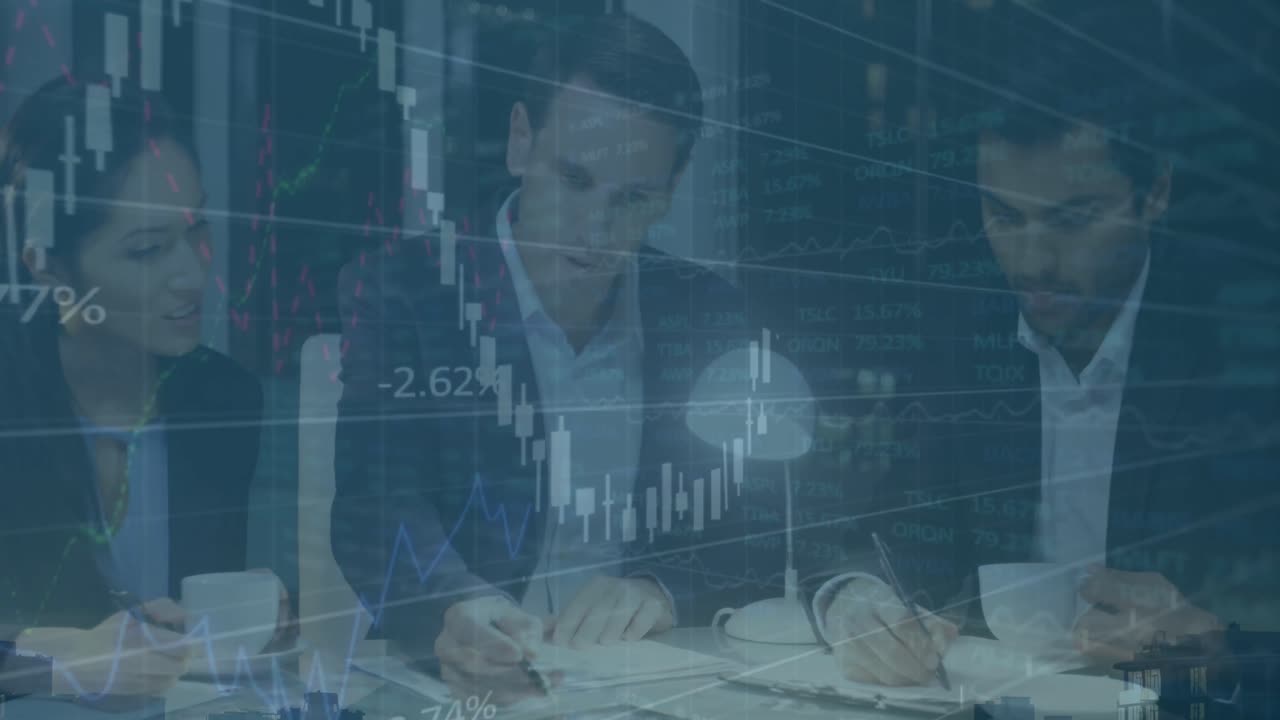 Animering av datahantering över kaukasiska affärsmänniskor på kontor