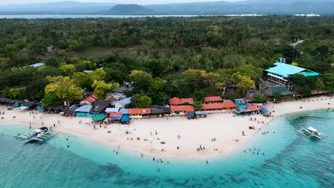 panorámica aérea a lo largo de la concurrida playa filipina