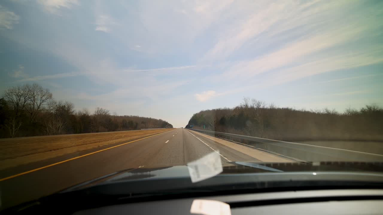 고속도로 앞 창문에서 운전