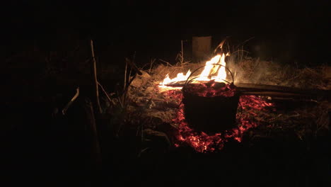 Licht-Leuchtender-Feuerring-Lagerfeuer,-Lagerofen,-Flammen-Heiße-Kohlen-Handgehalten