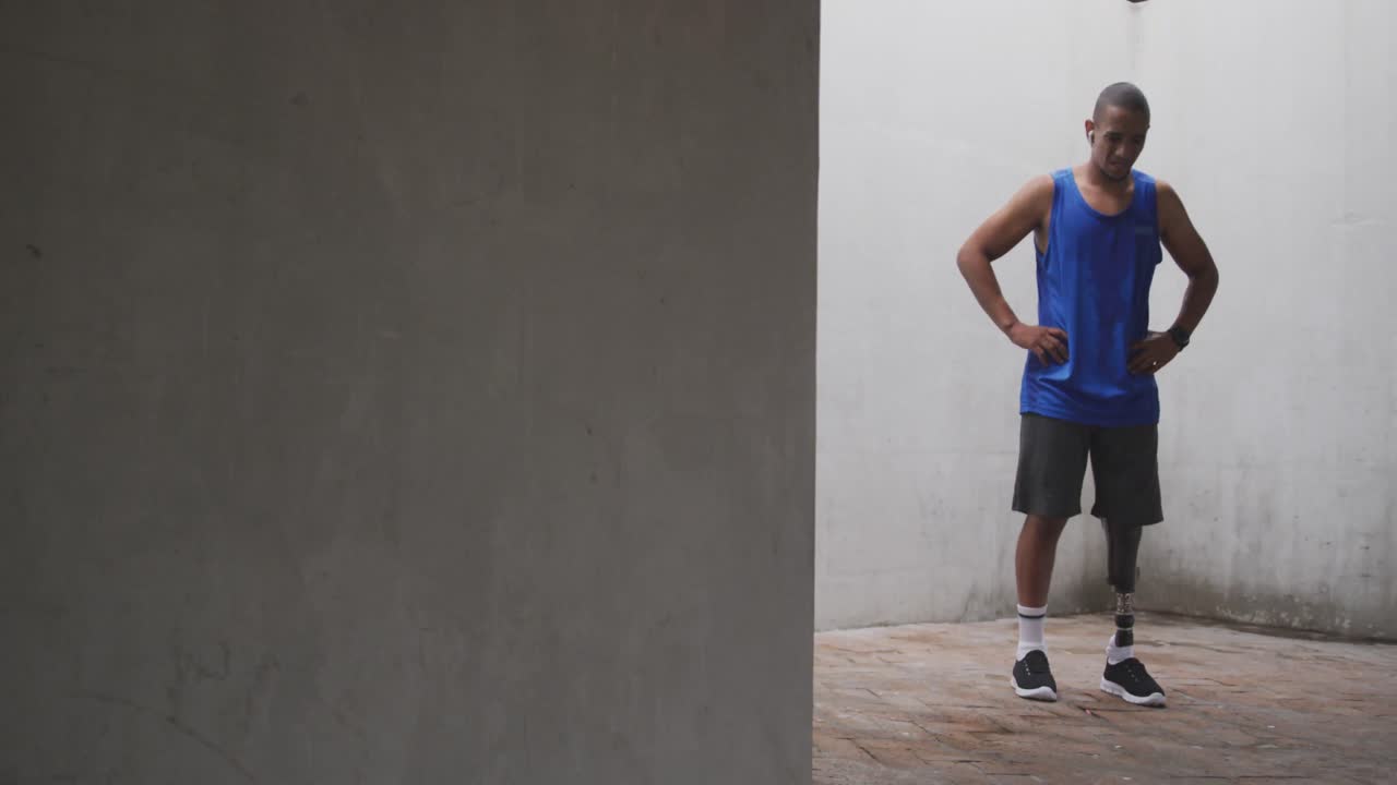 vista frontal hombre con pierna protésica descansando