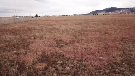 Ein-Spülschuss-Entlang-Einer-Straße-In-Colorado-An-Einem-Grauen-Tag