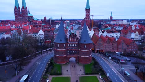 600-Jahre-Altes-Mittelalterliches-Bauwerk-In-Norddeutschland:-Holstentor