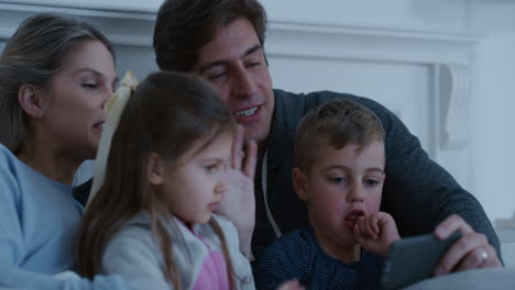 Familia-Usando-Tableta,-Madre-Y-Padre-Viendo-A-Los-Niños-Jugar-En-Un-Dispositivo-De-Pantalla-Táctil-Aprendiendo-A-Divertirse-Juntos-En-Casa-Antes-De-Acostarse,-Imágenes-De-4k