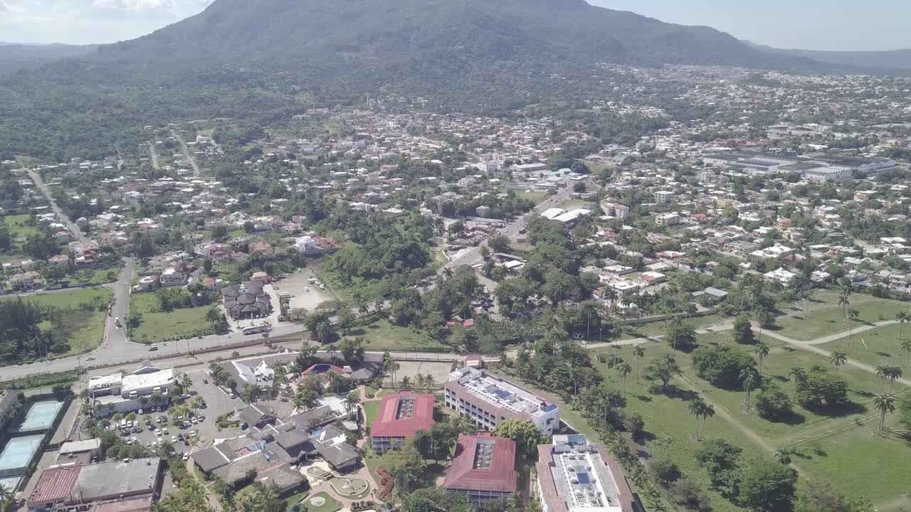 drone aéreo 4k baixando em um hotel resort tropical na república dominicana puerto plata