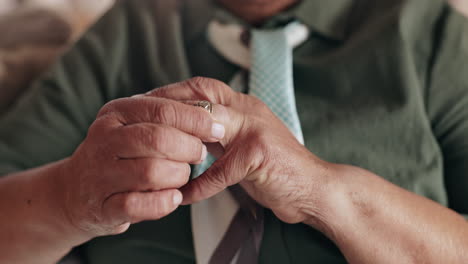 persona de edad avanzada quitando un anillo