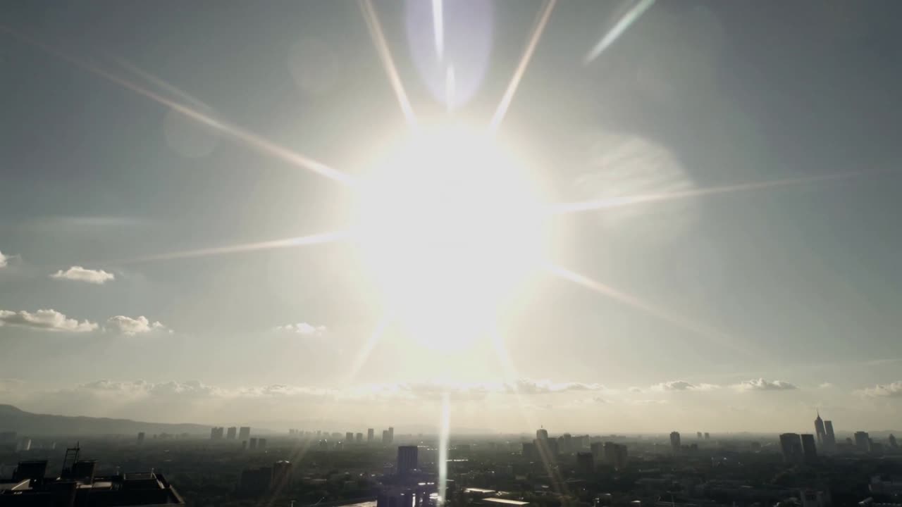 Aufnehmende Dachkamera fängt blühende Sonne mit Sternenstrahlen, Linsenreflexen und Horizontdunst ein.