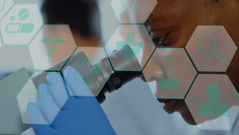 animación de iconos médicos contra una científica afroamericana que usa el microscopio en el laboratorio