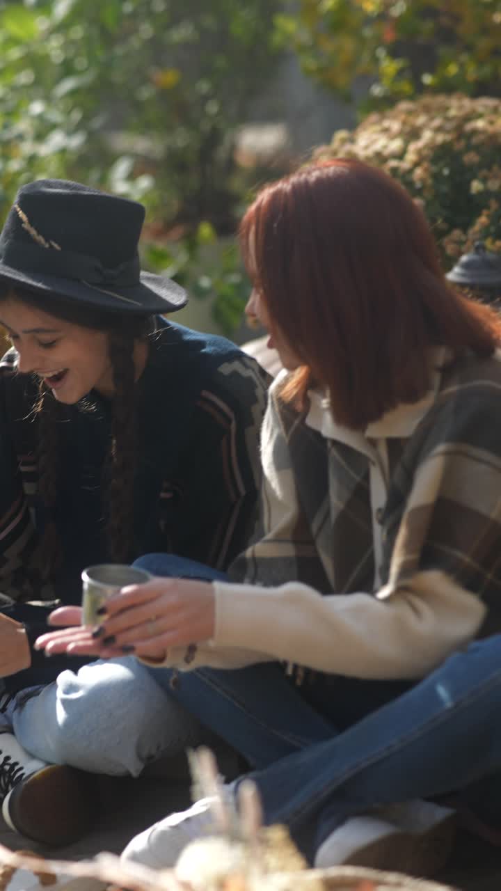 amigos disfrutando de un picnic de otoño