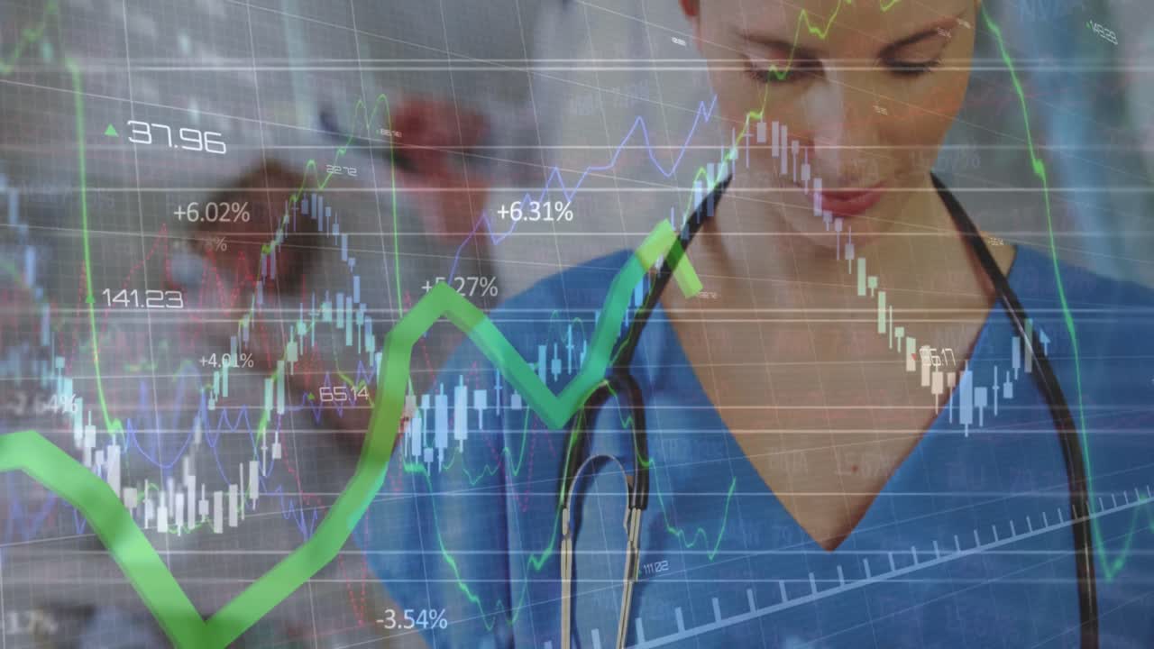 animación del procesamiento de datos financieros sobre una doctora caucásica usando una tableta digital en el hospital.