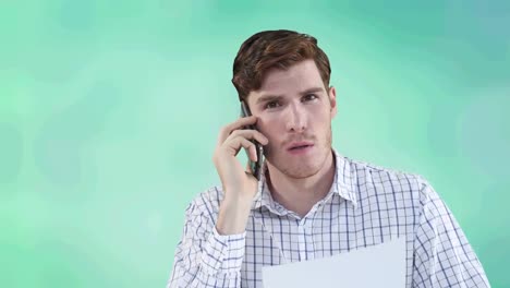 animación de un hombre sentado sosteniendo un documento hablando en un teléfono inteligente, sobre un fondo verde pálido