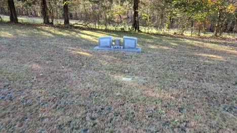 Tiro-Inverso-Que-Revela-Varias-Lápidas-En-Un-Cementerio