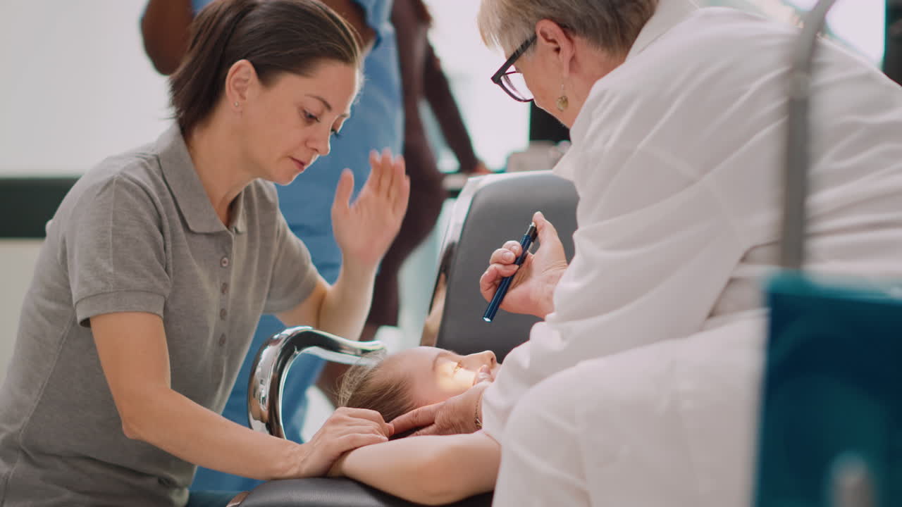 Team medico eterogeneo che assiste una bambina priva di sensi