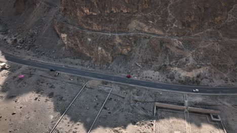 vista de arriba hacia abajo de la autopista karakoram cerca del paso de khunjerab, valle de hunza, pakistán - toma estática de drones