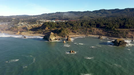 Vista-Aérea-De-La-Costa-De-Oregon-En-Brookings,-Sur-De-Oregon,-Estados-Unidos