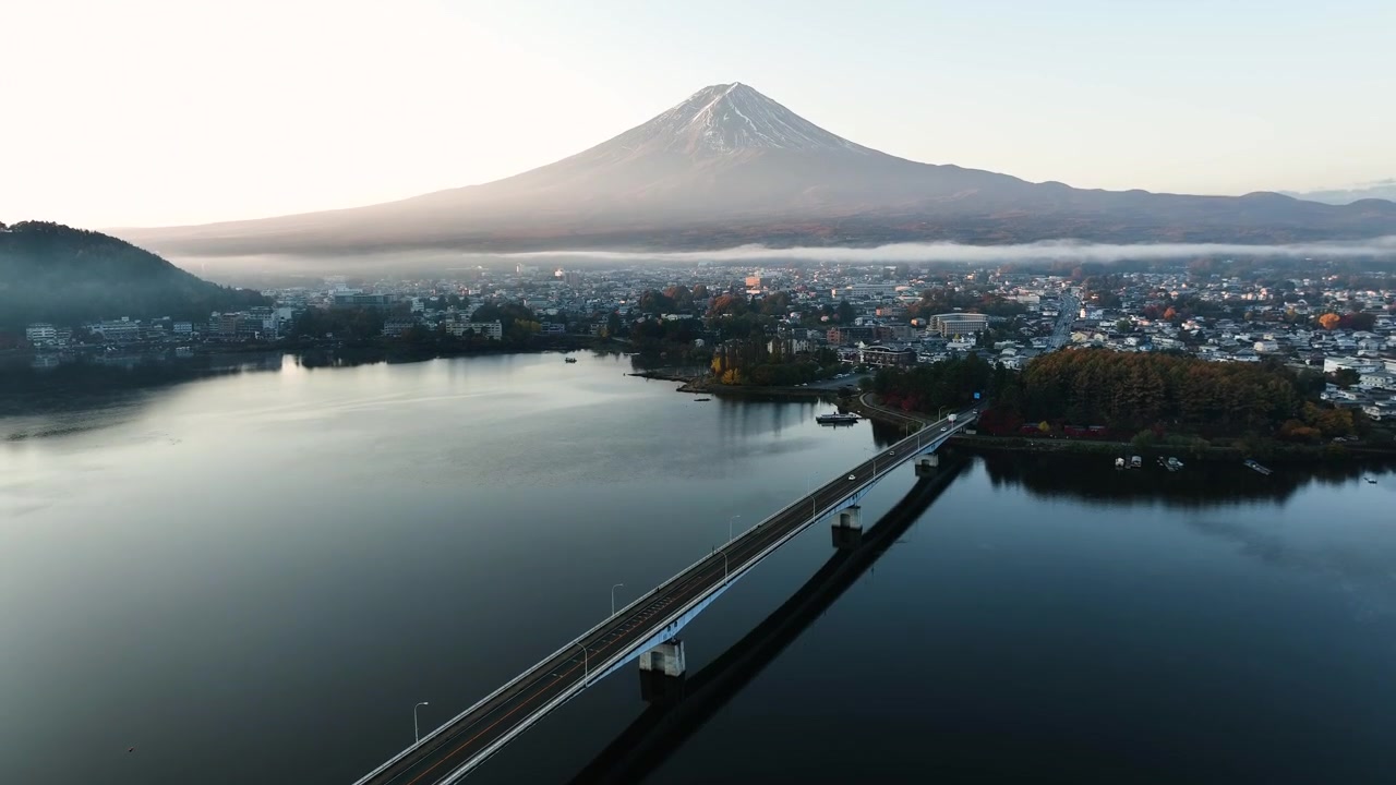 Toma aérea inclinada del puente Kawaguchiko y el volcán Monte Fuji al amanecer en Japón