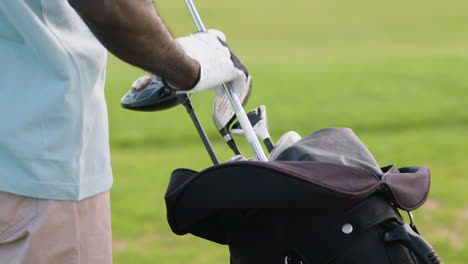 clubes de golf en un saco deportivo en el campo de golf.