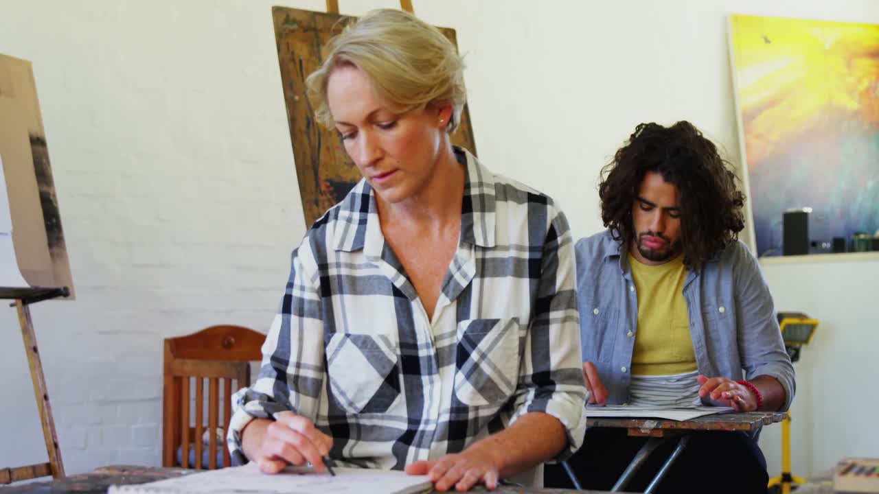 artista practicando el dibujo en lienzo 4k