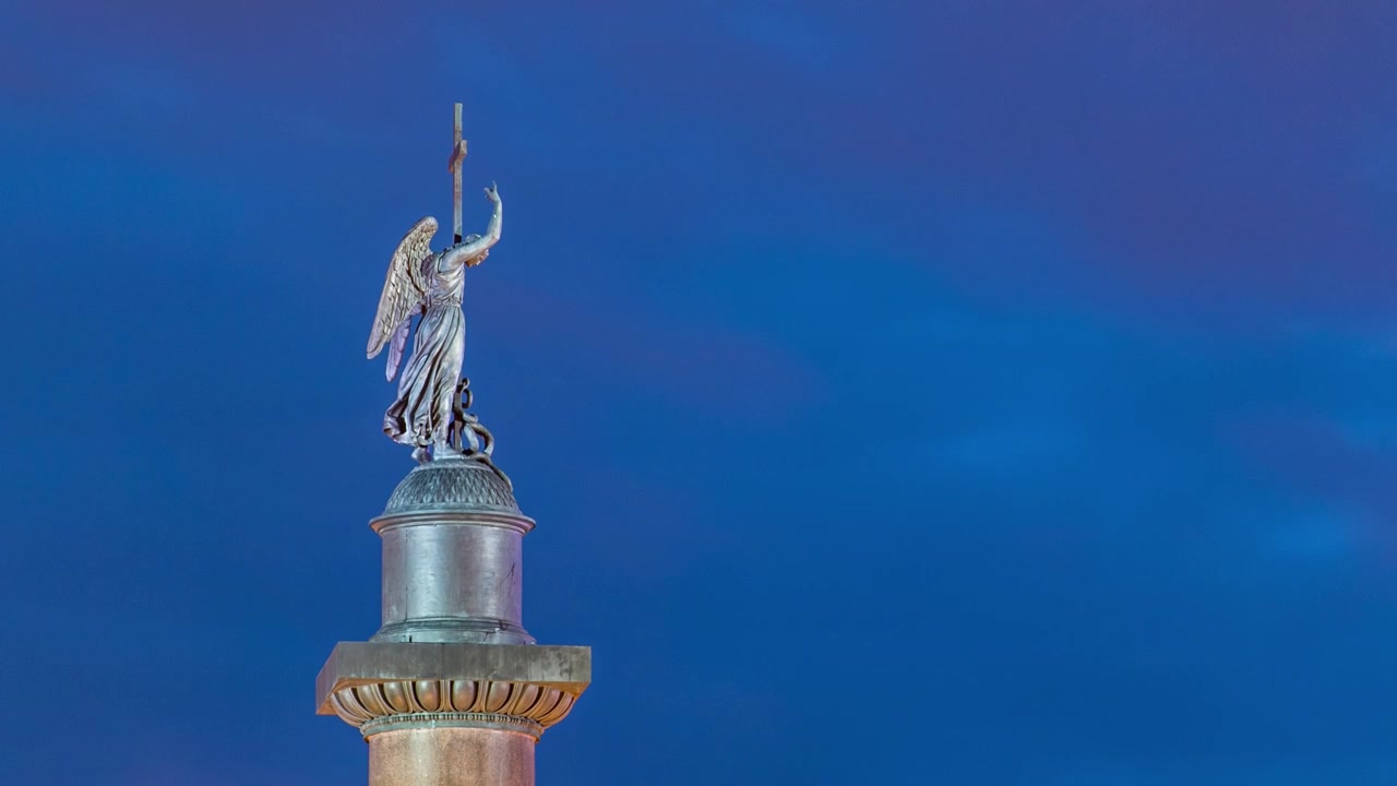 Timelapse notturno della Statua dell'Angelo sulla Colonna di Alessandro, Piazza del Palazzo, San Pietroburgo, Russia. Vista ravvicinata dalla banchina del fiume Mojka, punto di riferimento illuminato.