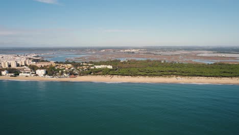 Wunderschöne-Luftaufnahme-Der-Stadt-Huelva-Und-Des-Blauen-Wassers-Am-Ufer-Des-Golfs-Von-Cadiz