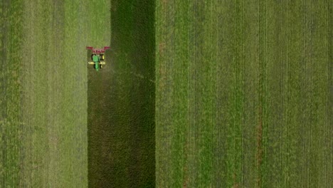 tiro de drone de tractor cortando la hierba alta desde arriba