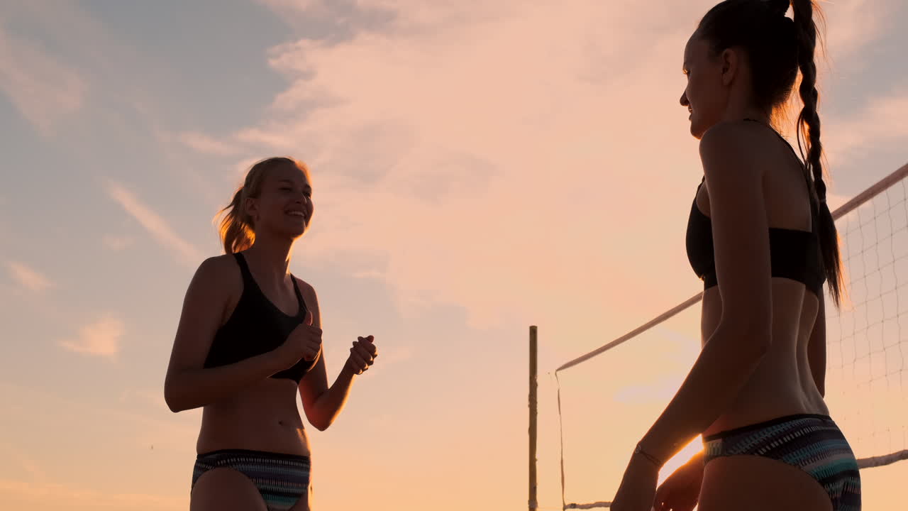 배구 선수들의 손이 박수를 치고 박수를 치는 장면, 승리의 기, 배구 선수들이 골을 축하하는 장면.