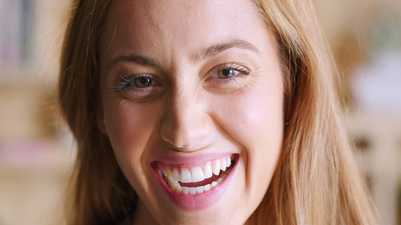 sonrisa, feliz y rostro de una joven confiada