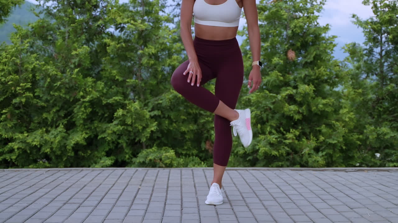 야외에서 스트레칭하는 여자