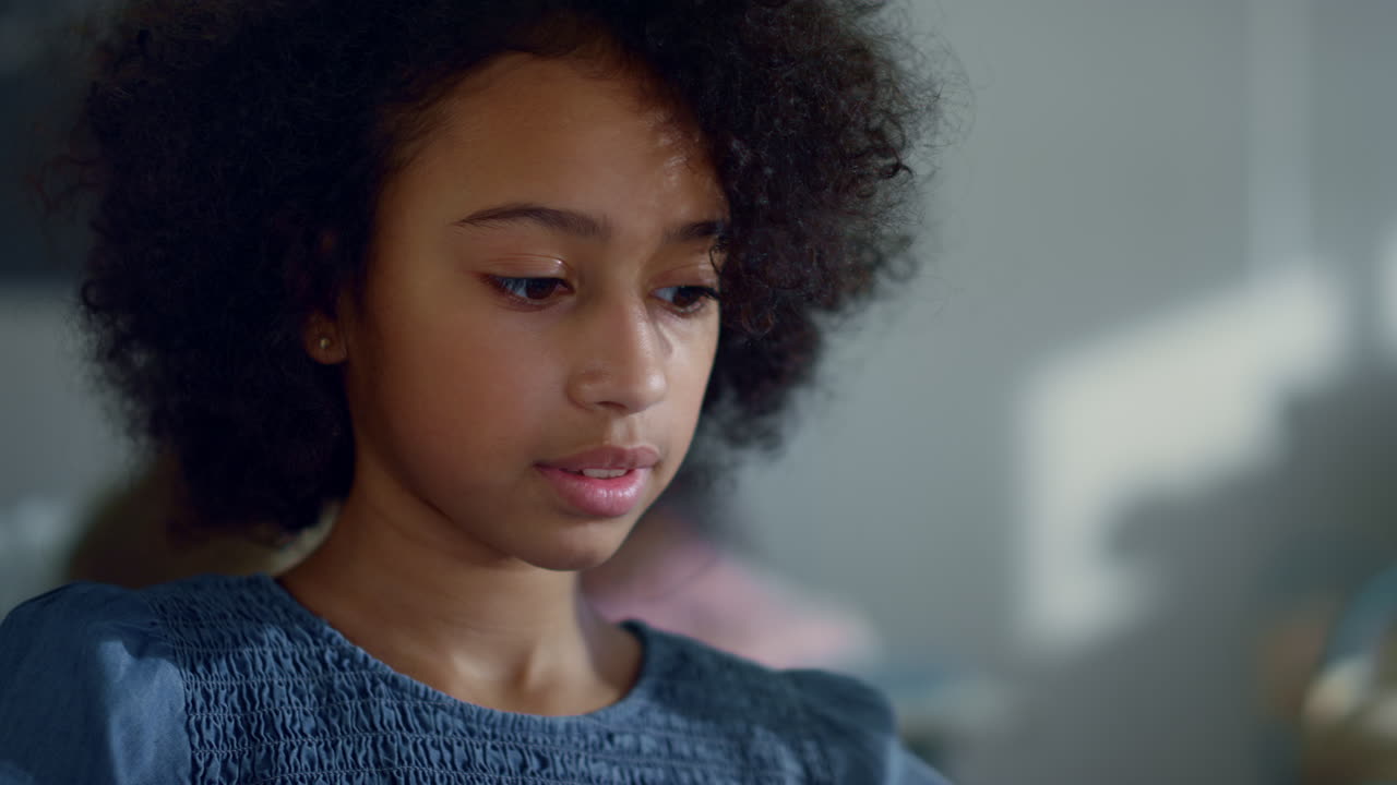 estudiante leyendo un libro en una tableta digital. chica buscando en internet en línea en el pad