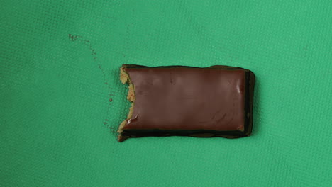 Detener-El-Movimiento-De-Comer-Barra-De-Chocolate-Bocado-A-Bocado,-Fondo-Verde