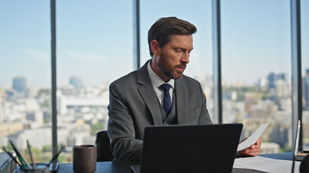 ejecutivo confiado negociando en línea en el escritorio. abogado sosteniendo papeles de contrato