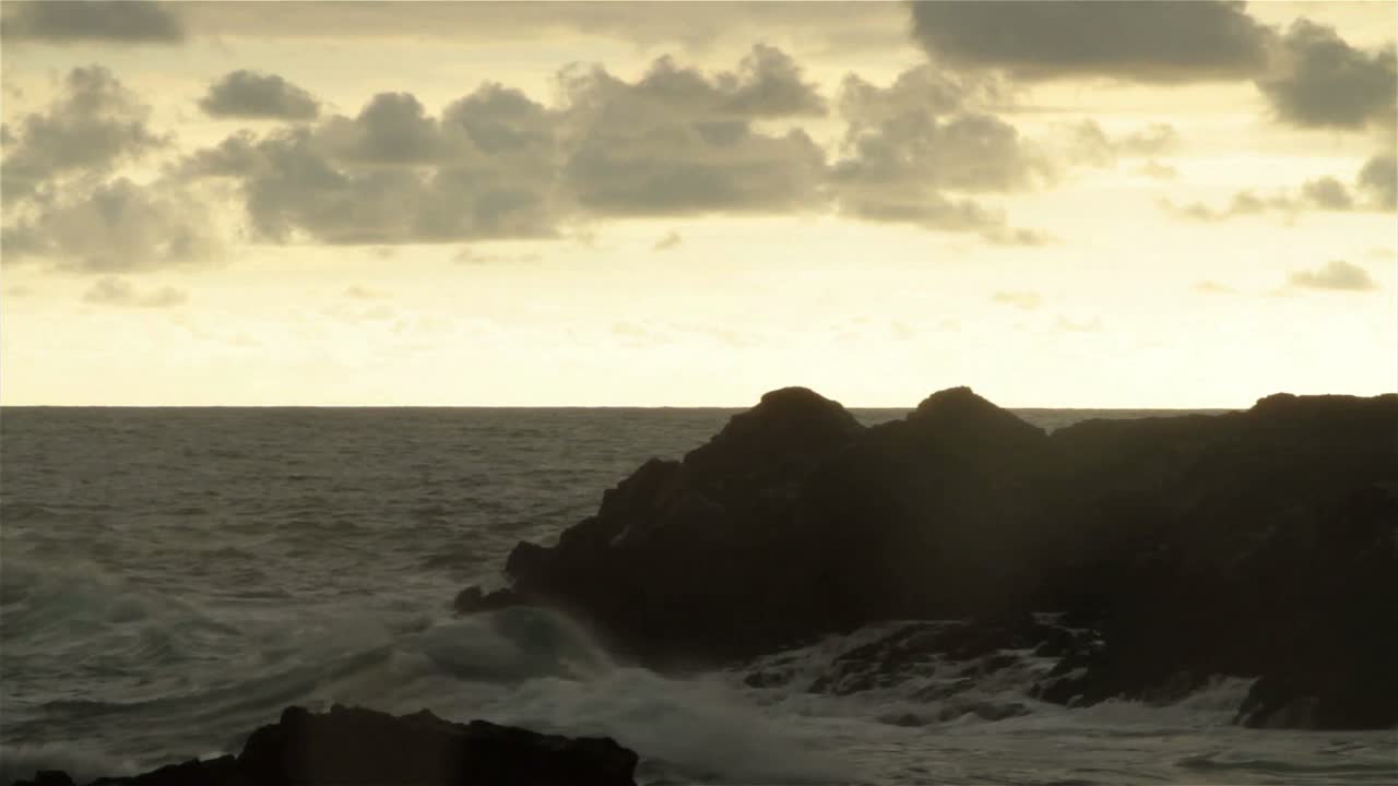 шторм над океаном на закате 1