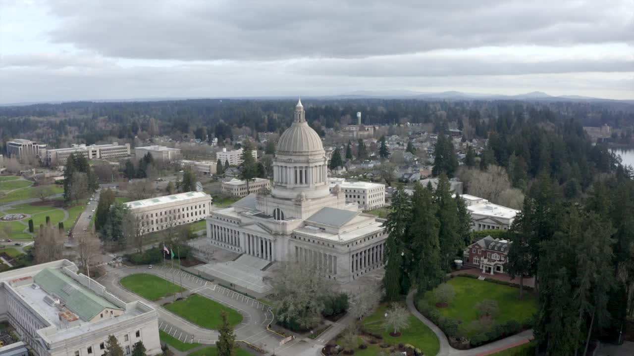 дрон кружит над зданием столицы штата. пнв олиппия вашингтон
