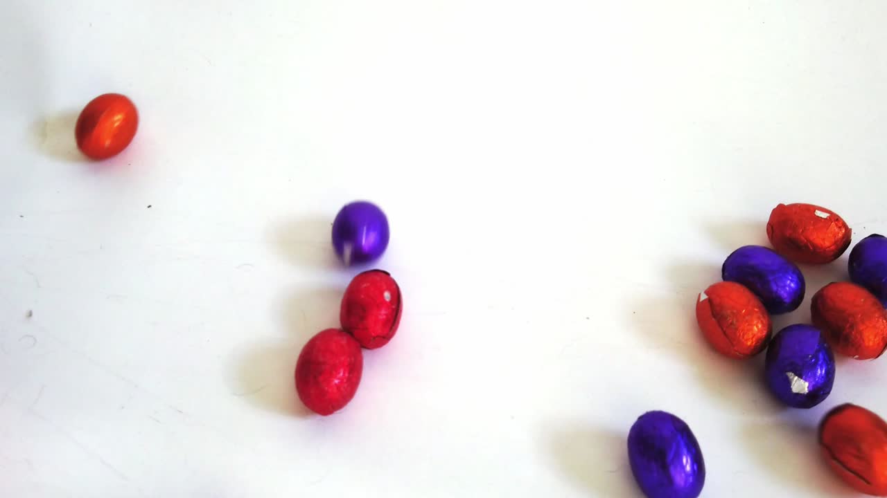 rodando huevos de chocolate. preparándose para pascua