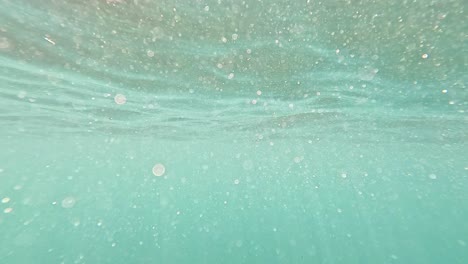 escena submarina tranquila con partículas flotantes