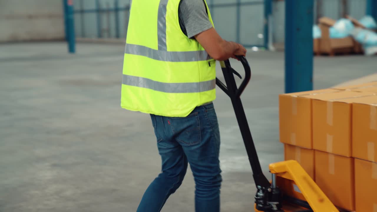 los trabajadores de la fábrica entregan cajas paquete en un carro empujador en el almacén .