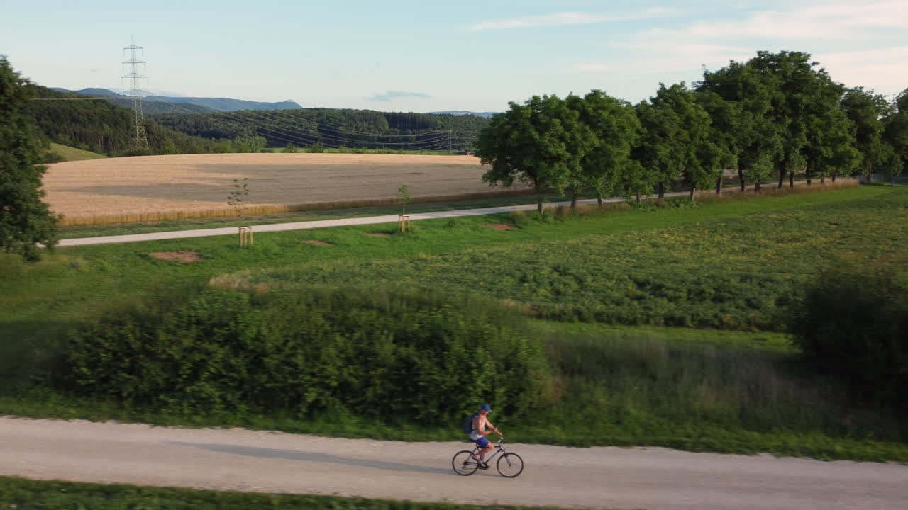 시골 도로 에서 자전거 타는 사람