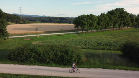 ciclista en un camino de campo