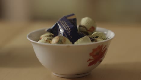 cuenco de pequeños chocolates envueltos