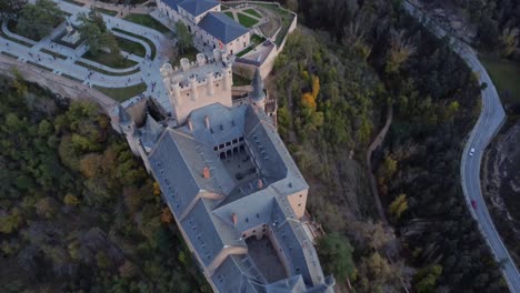 Antiguo-Castillo-En-El-Día-De-Otoño