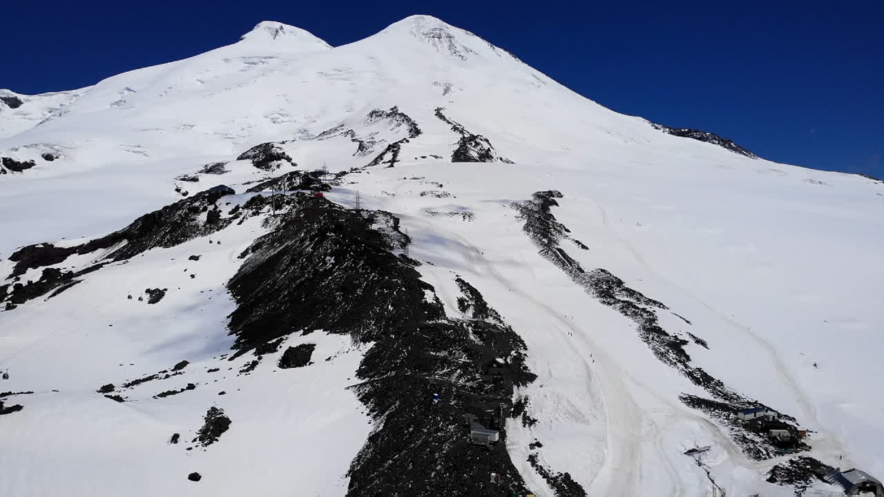 vista aérea de una montaña cubierta de nieve