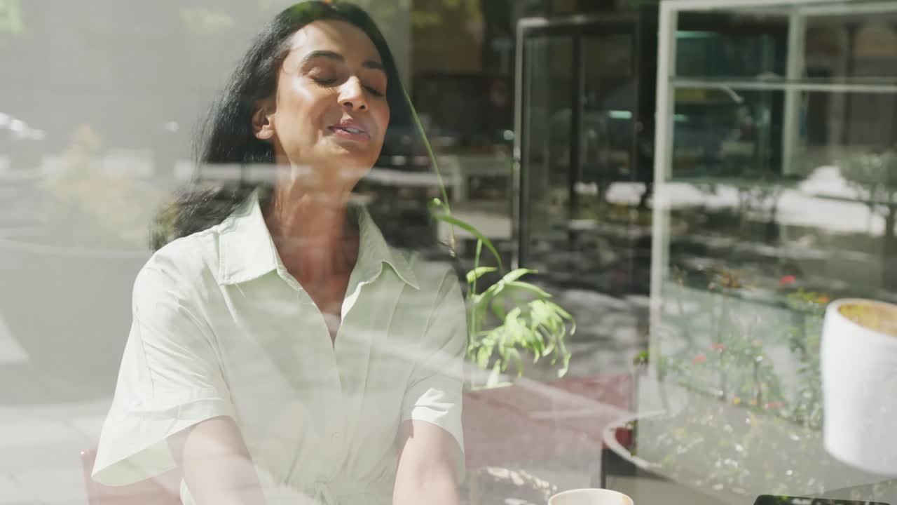 다양한 행복 한 커플 이 테이블 에 앉아 카페 에서 대화 하고 있다