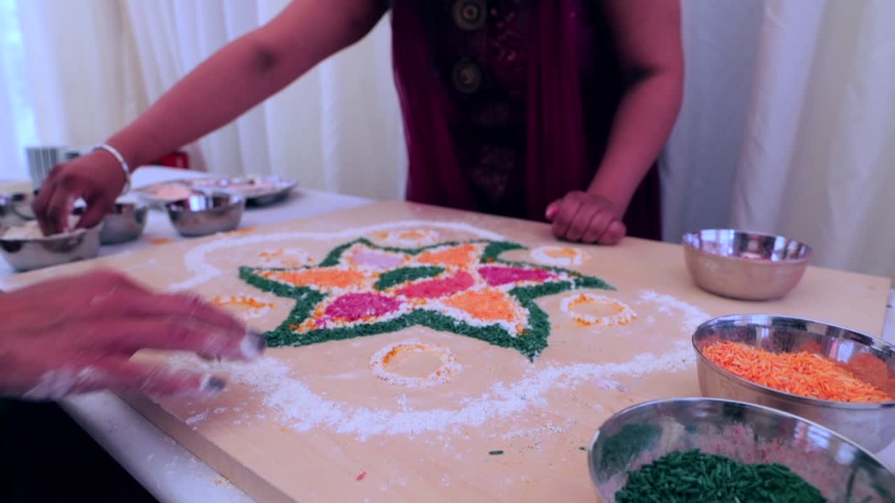 creando rangoli coloridos con granos de arroz brillantes